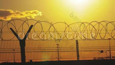 围栏监狱严格制度的剪影铁丝网. 来自难民的非法移民围栏。 非法移民